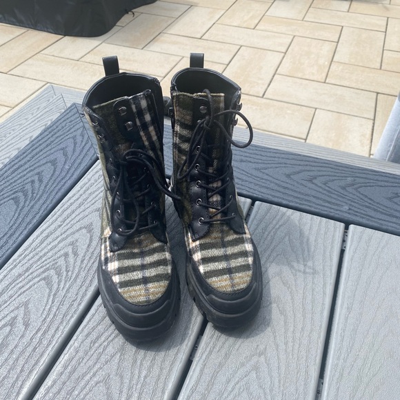 Boots - Picture 3 of 4